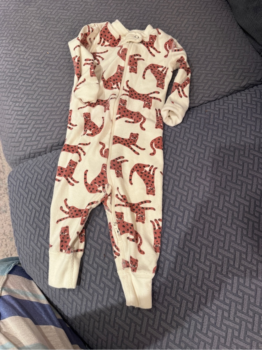 Hanna Andersson Cream and Rust Leopard Print Zip Pajamas 6-12 months